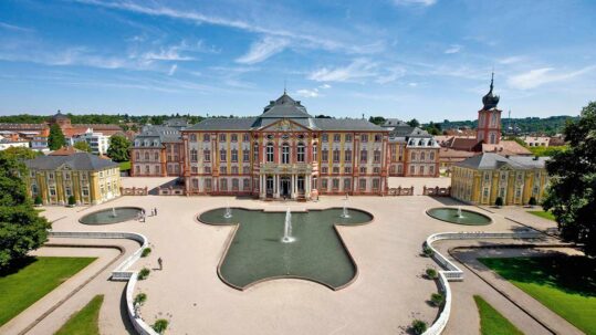 Luftaufnahme von Schloss Bruchsal im Kraichgau mit einem Teil des Schlossgartens im Vordergrund