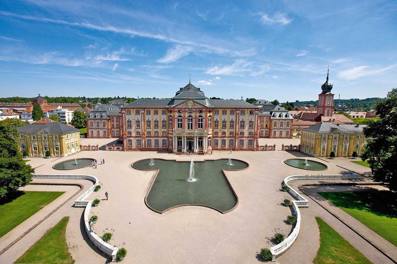 Luftaufnahme von Schloss Bruchsal im Kraichgau mit einem Teil des Schlossgartens im Vordergrund