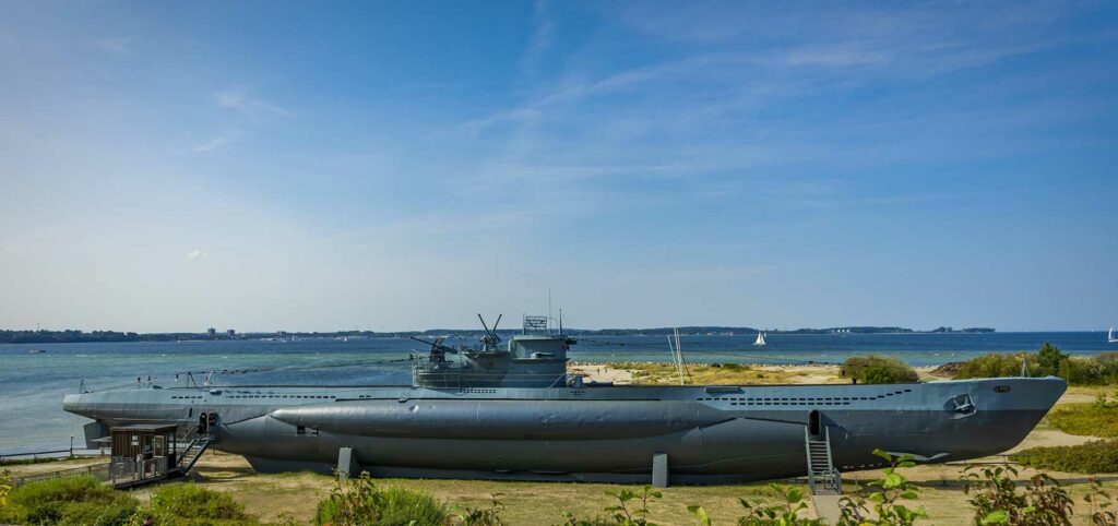 Foto vom U-Boot U 995 an der Kieler Förde beim Marine Ehrenmal Laboe