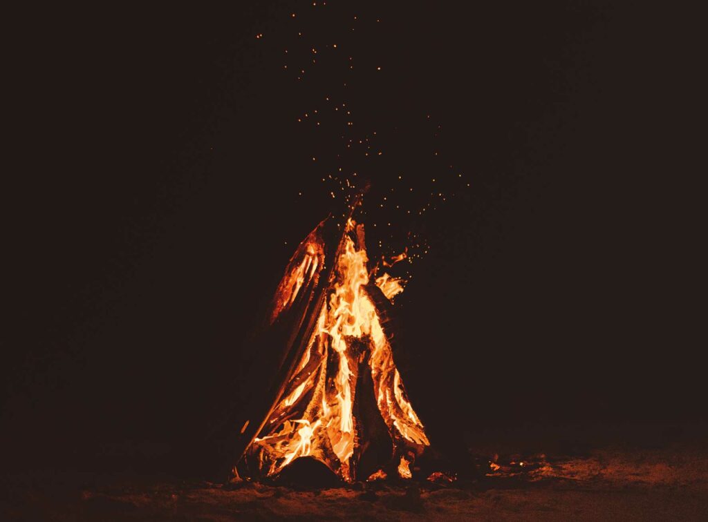 Foto von einem großen Feuer in der Nacht