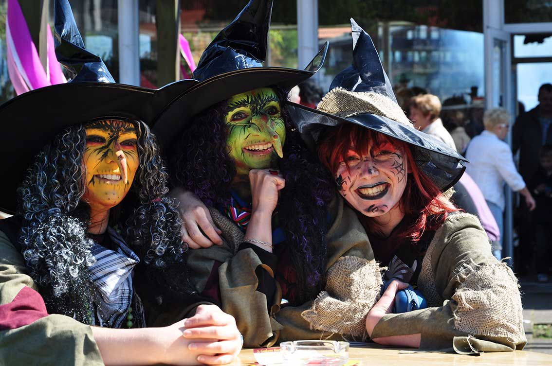 Foto von drei Frauen, die als Hexen verkleidet sind