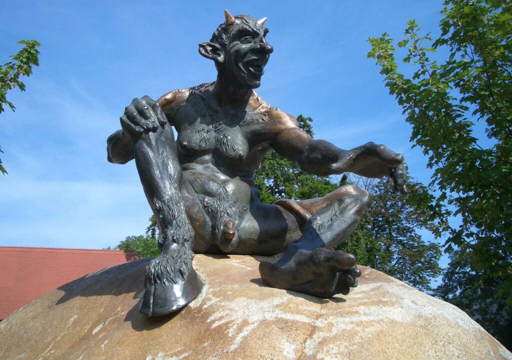 Foto von der Skulptur eines Teufels auf dem Hexentanzplatz in Thale im Harz