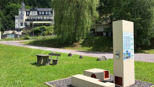 Foto vom Wanderstart Schwarzmühle im Schwarzatal, im Hintergrund ist das Flair Hotel Waldfrieden zu sehen