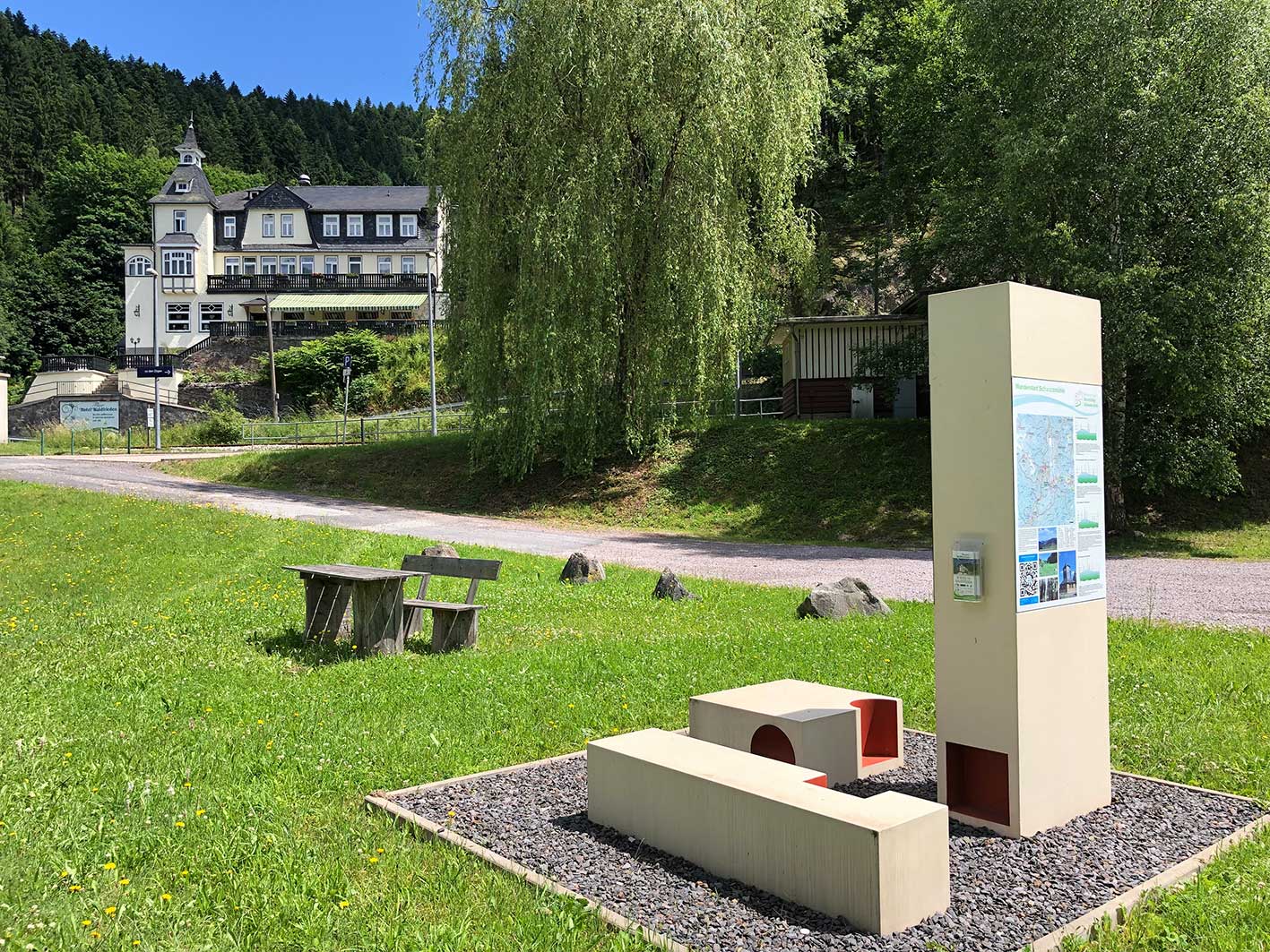 Foto vom Wanderstart Schwarzmühle im Schwarzatal, im Hintergrund ist das Flair Hotel Waldfrieden zu sehen