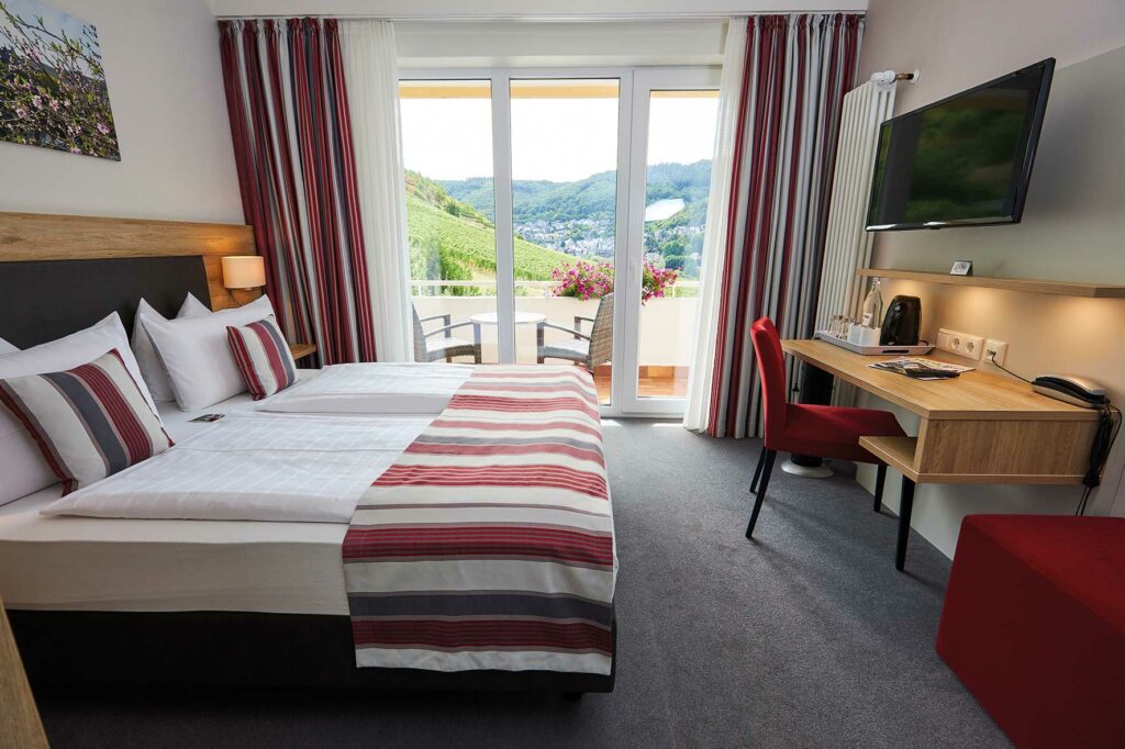 Foto von einem Doppelzimmer mit Balkon im Flair Hotel Am Rosenhügel in Cochem an der Mosel