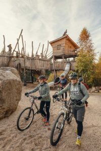 Familie-auf-Spielplatz-an-der-Blockline-im-Erzgebirge