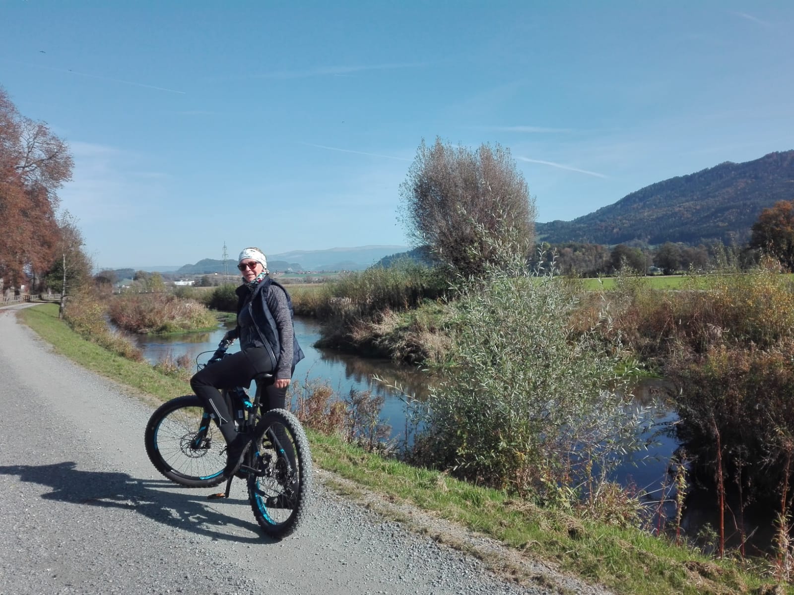 Frau auf Fahrrad