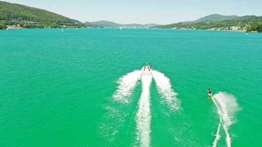 Boot und Wassserskifahrer auf dem Wörthersee