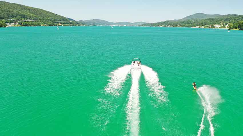 Boat and water skier on the Wörthersee
