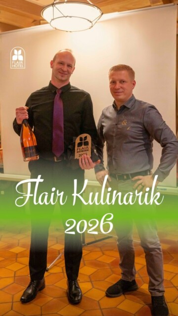 🍽️✨ Flair Kulinarik 2026 – Herzlichen Glückwunsch an das Team des Flair Seehotel Zielow! ✨🍽️  Wir feiern eine Auszeichnung, die uns besonders am Herzen liegt:
Der Flair Kulinarik Award 2026 geht an das Küchenteam des @flairseehotelzielow – unter der Leitung von Stefan Schulz, der mit Leidenschaft, Präzision und tiefem Respekt für regionale Produkte kocht. 👨‍🍳💛  🌿 Direkt an der Müritz gelegen, verbindet das Seehotel Zielow Genuss & Natur auf ganz besondere Weise. Die Küche überrascht mit kreativen Kompositionen, echter Handwerkskunst und dem Mut, regional-saisonale Zutaten in ihrem besten Licht zu zeigen. ✨  Warum das Team den Preis verdient hat:
🍽️ Raffiniert & modern – ohne den Boden zur Region zu verlieren
🌾 Konsequenter Einsatz regionaler Produkte
🔥 Hohe handwerkliche Perfektion & kreative Aromenküche
💛 Ein Team, das mit Herz kocht – und das schmeckt man!  Diese Küche ist nicht nur köstlich, sie erzählt Geschichten vom Land, vom Wasser, von der Müritz.
Ein mehr als würdiger Gewinner! 🏆✨  👇 Lasst eure Glückwünsche da und gratuliert dem Team von Stefan in den Kommentaren!  #flairhotels #flairkulinarik #flairseehotelzielow #indenregionenzuhause #FLAIRaufinsta